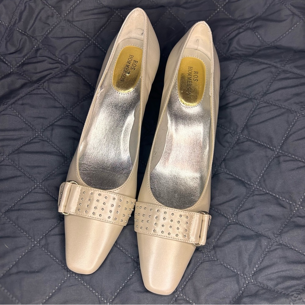 Ros Hommerson Beige Leather Pumps Size 8 4A Extra Narrow Studded Strap Heels - Picture 2 of 10